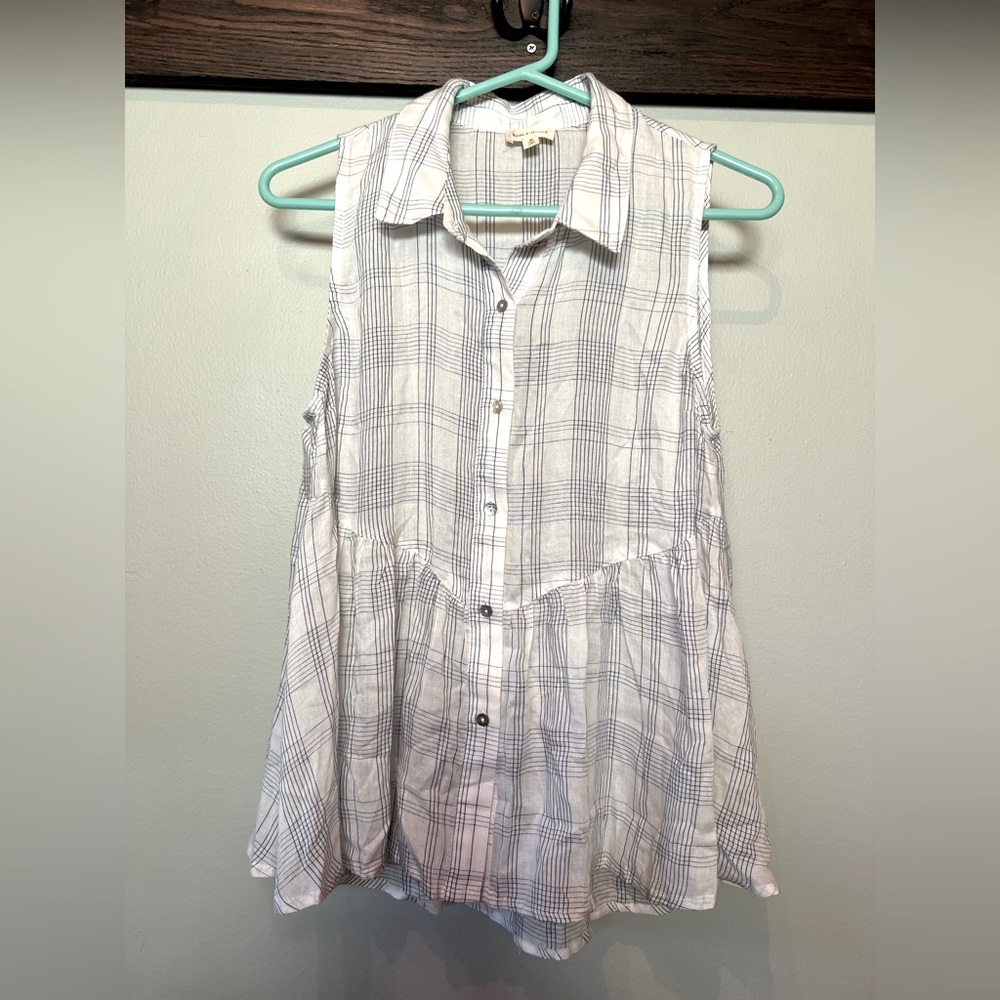 Hem & Thread, women’s M, light, no sleeve top.